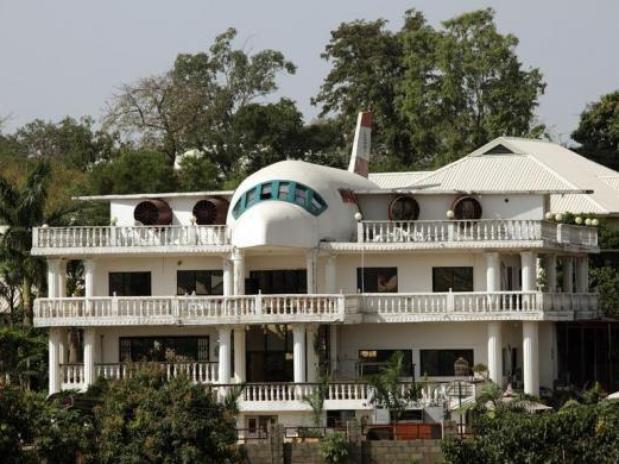 la casa con il tetto a forma di aereo