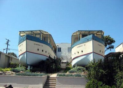 due edifici con forma di barca