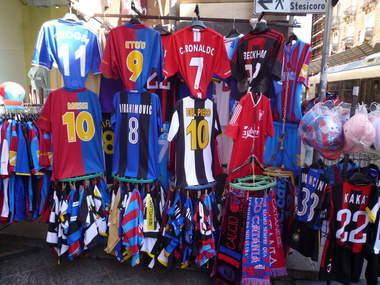 maglie da calcio false in un mercatino