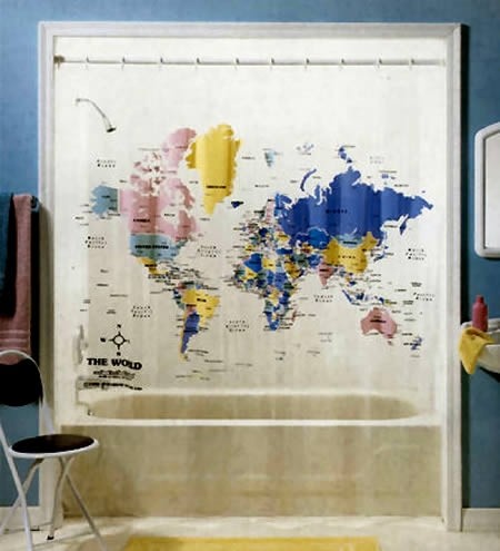 tendina da doccia con disegnata la mappa del mondo