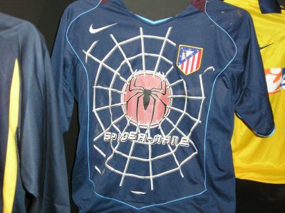 la maglia dell'Atletico Madrid omaggio a Spiderman