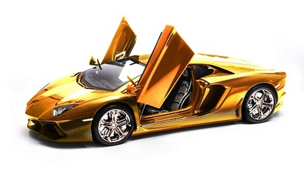 modellino in oro della Lamborghini Aventador
