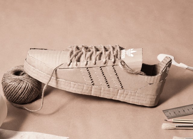 Sneakers Adidas riprodotte in cartone
