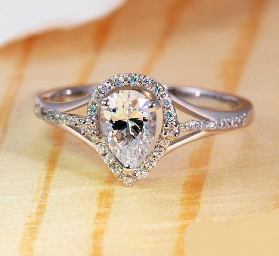 Anello con zirconi